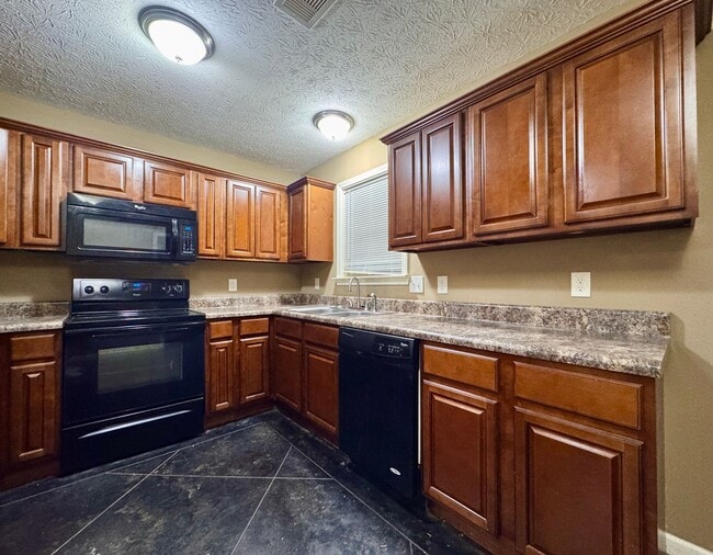 Building Photo - 3/2 Across from Southside High School