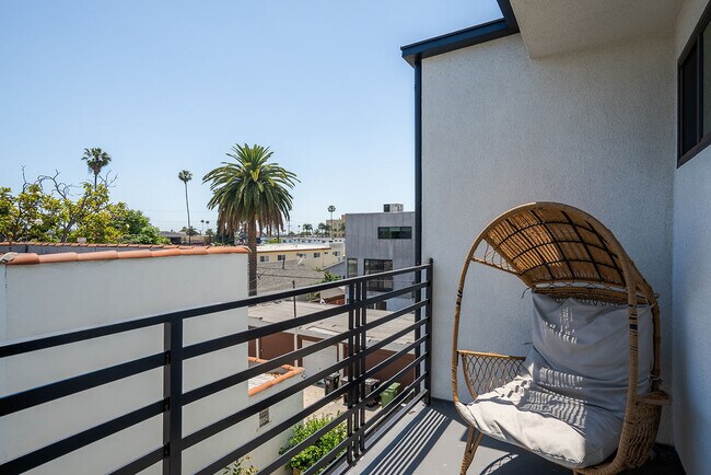 Foto del edificio - 1341 N Mariposa Ave