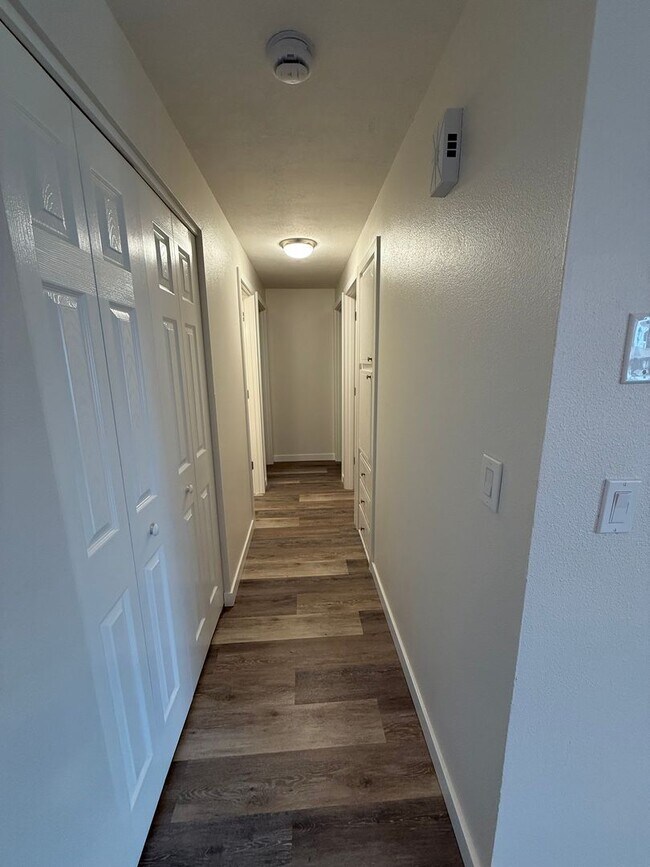 Foto del edificio - *REDUCED RENT* Beautifully Remodeled 4-Bedroom Home Backing to Park – Desirable Keizer Neighborhood
