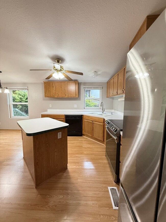 Building Photo - Beautifully Updated 3-Bed, 2-Bath Home wit...