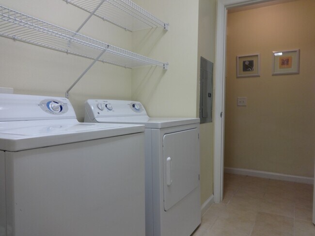 Foto del edificio - Beautiful 2 Bedroom, 2 Bathroom, wood floors!