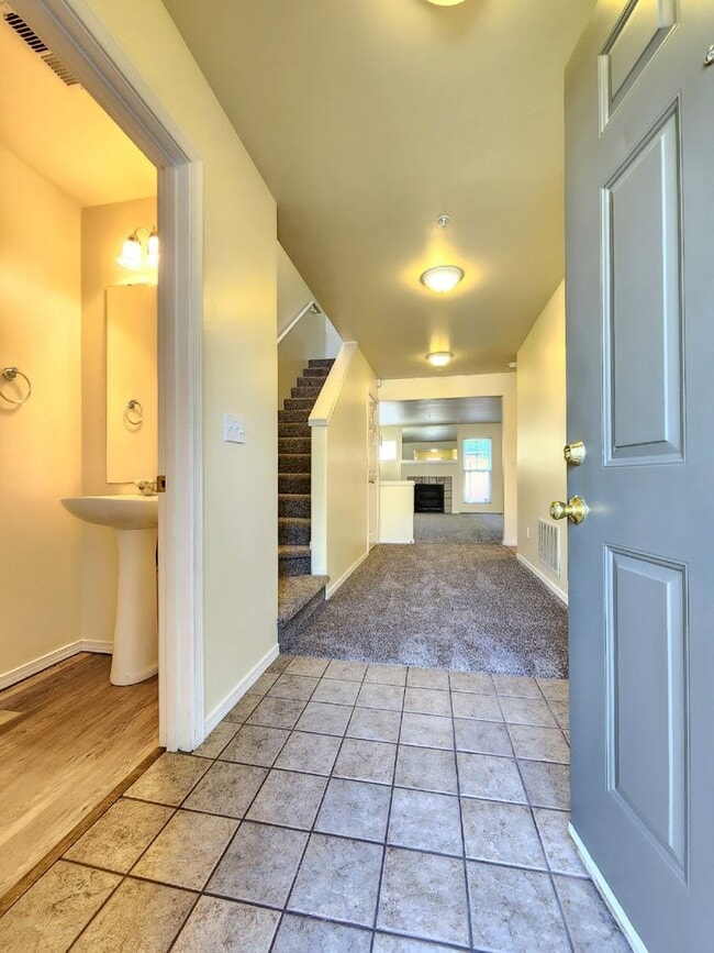 Foto del edificio - 3 Bedroom 2.5 Bath Townhome in Everett