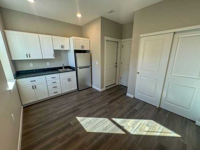 Building Photo - SAW3781