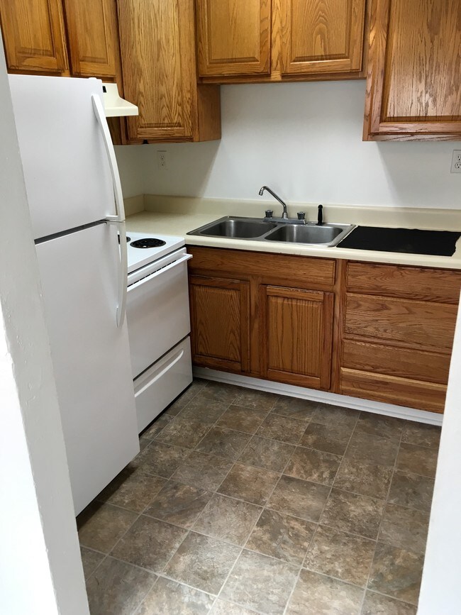 Building Photo - 556 Ashlawn Dr