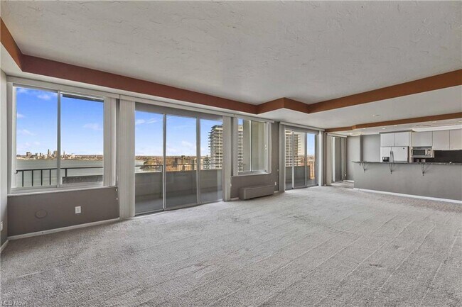 Foto del edificio - 12900 Lake Ave