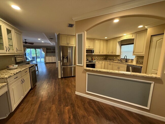 Foto del edificio - NEWLY LISTED!! Beautifully Updated 3-Bed/2-Bath Home in Sarasota!
