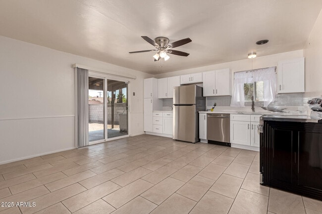 Building Photo - 1407 E El Camino Dr