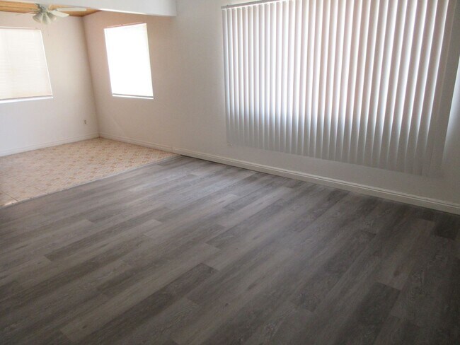Foto del edificio - Gated 3 Bed/1 Bath With Big Backyard