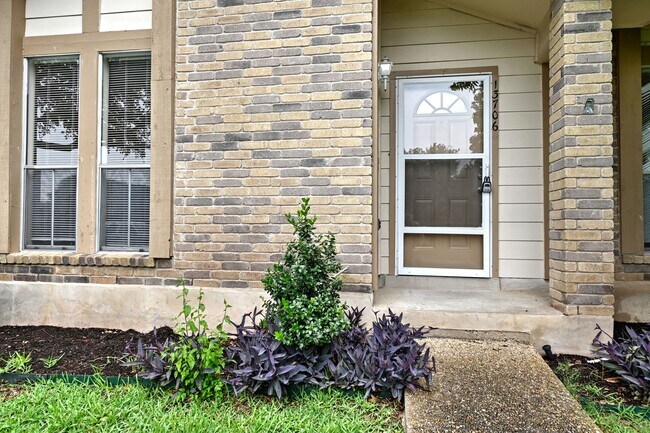 Building Photo - 13706 Winding Hill