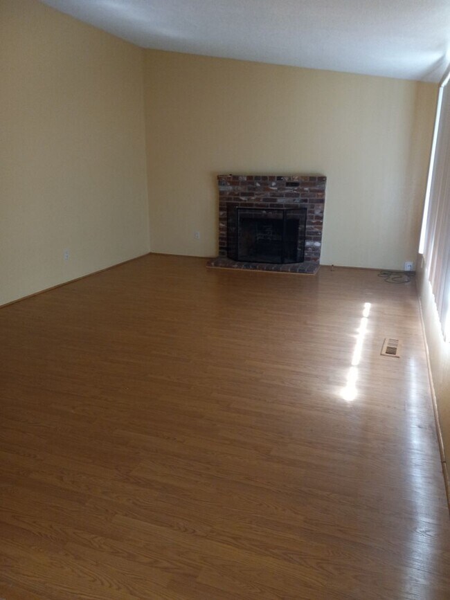 Foto del edificio - Three Bedroom Two Bath near Reed High