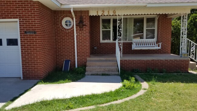 Building Photo - CLASSIC HOME WITH BASEMENT AND HARDWOOD FL...