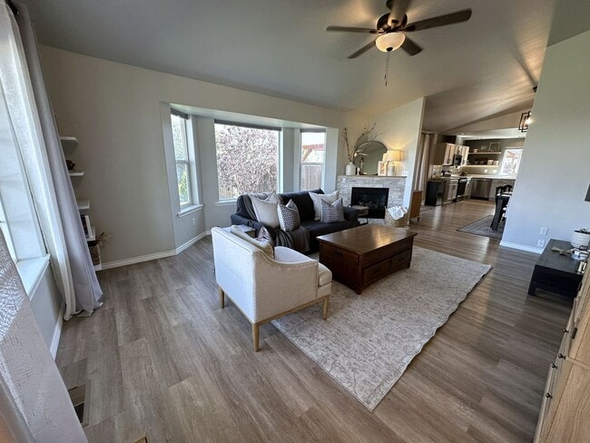 Building Photo - Beautiful 3 Bed 2 Bath Home With Backyard Oasis!