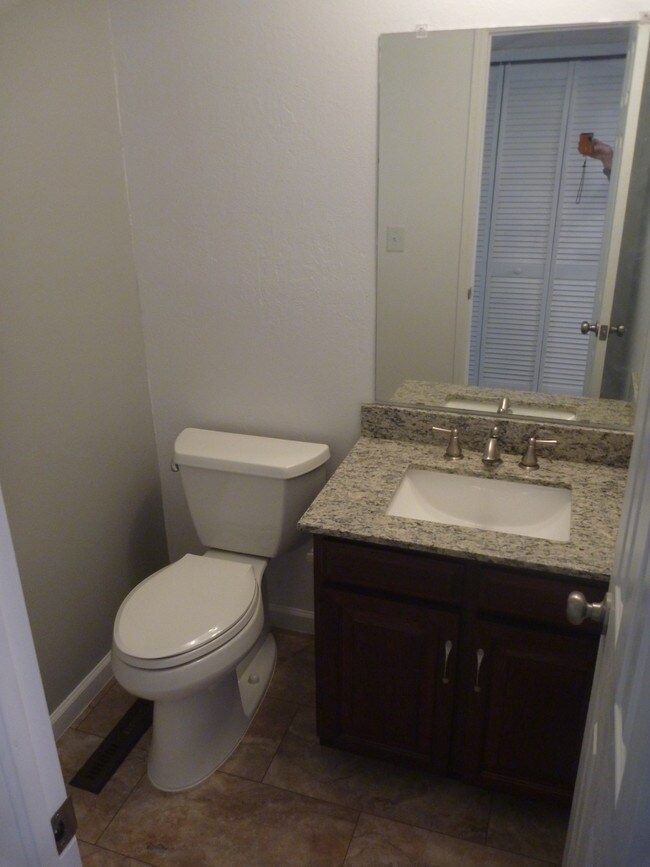 Medio baño junto a la cocina - 4871 W 98th Ave