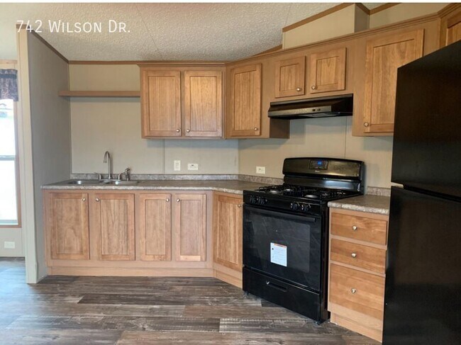 Building Photo - 742 Wilson Dr