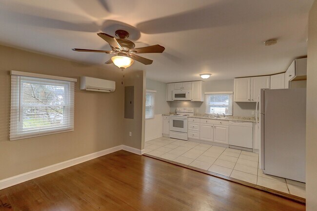Building Photo - Fenced in yard with private gate entrance!