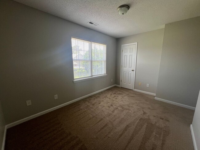 Foto del edificio - This property features 2 bedrooms and 2.5 bathrooms. Conveniently located near shopping centers, ...