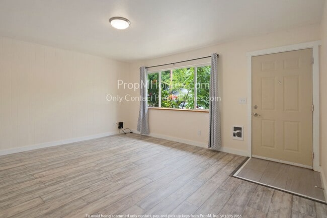 Building Photo - Updated Two Bedroom Duplex in SE!