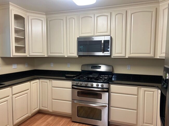 Building Photo - 4 Bedroom House in Prime Oceanview Location