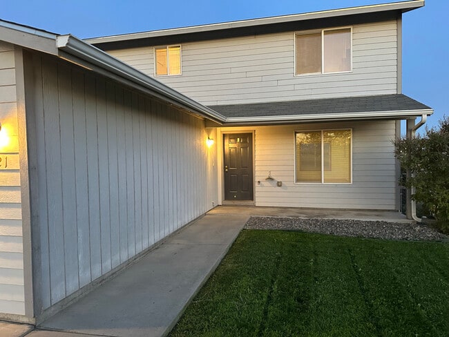 Building Photo - 1021 W Windrose Dr