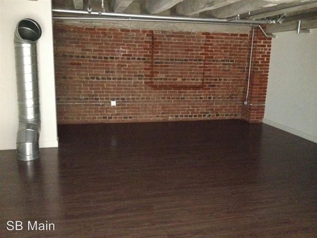 Building Photo - 111 W 7th St