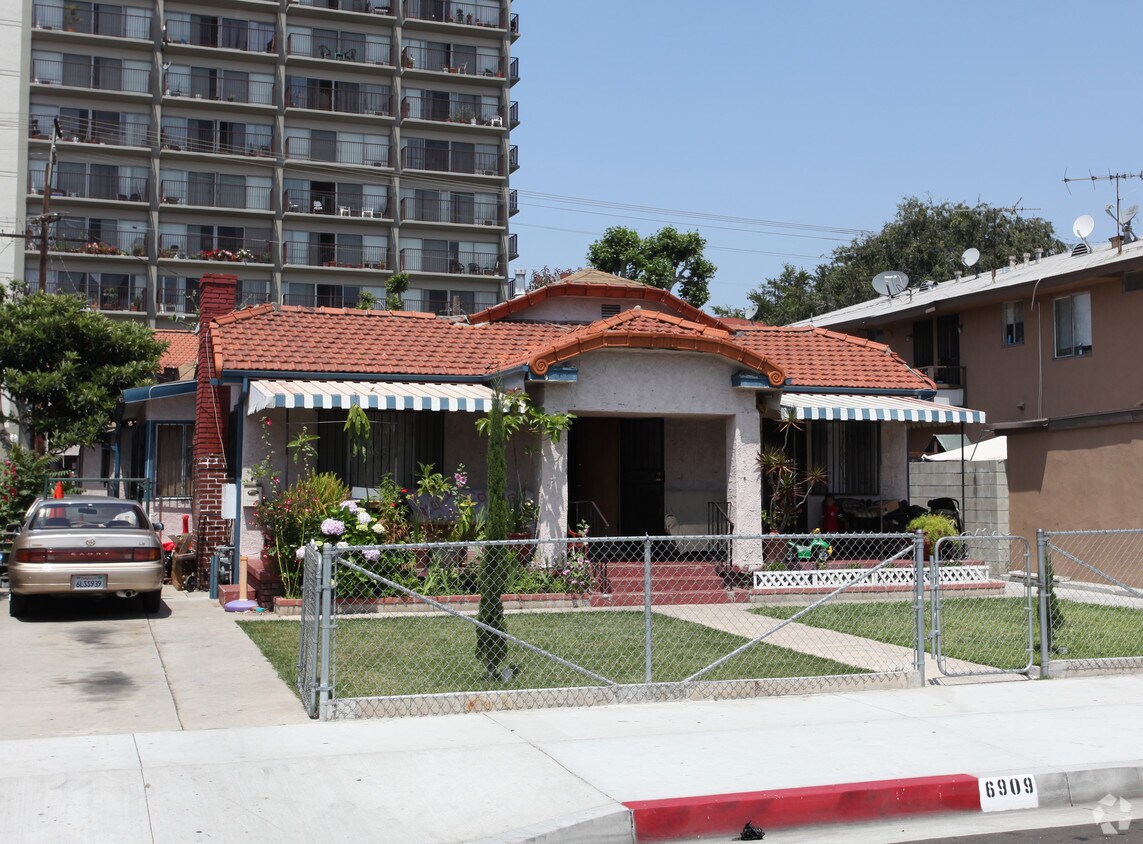Primary Photo - 6909-6911 1/2 Stafford Ave