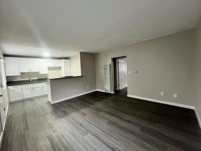 Building Photo - SPACIOUS 2 BEDROOM 1 BATH UPSTAIRS