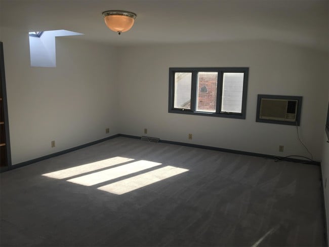 Building Photo - 5 Anita Dr