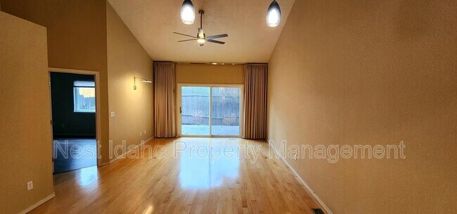 Building Photo - 4617 N Carlsbad Way