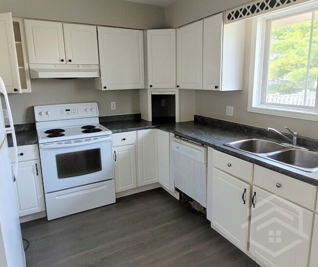 Photo du bâtiment - 3 Bedroom House in Tillsonburg!!