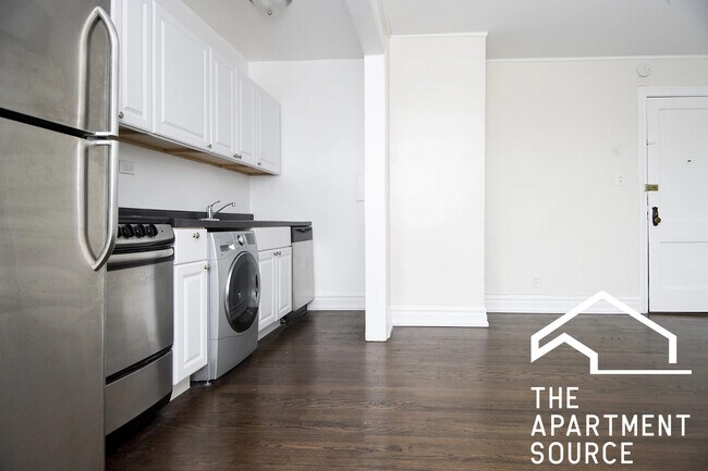 Building Photo - 3345 N Marshfield Ave