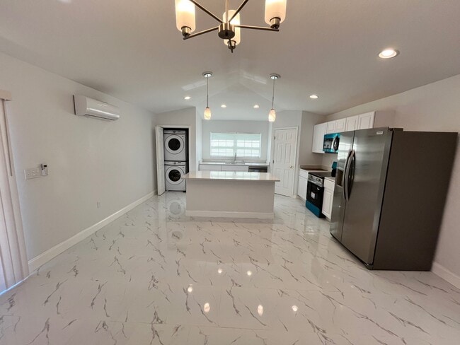 Building Photo - 2025 W Bermuda Rd