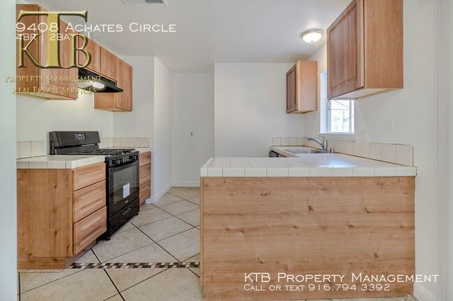 Building Photo - Rare four bedroom in Rosemont!