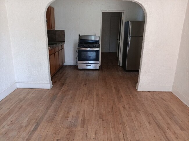 Building Photo - 2 bedroom, 1 bath Close to University!