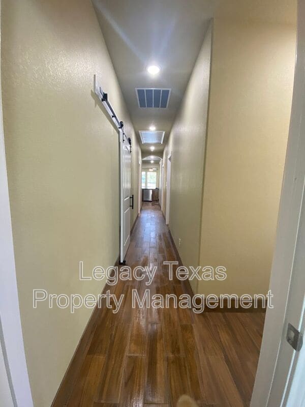 Building Photo - 103 Sabine Ave