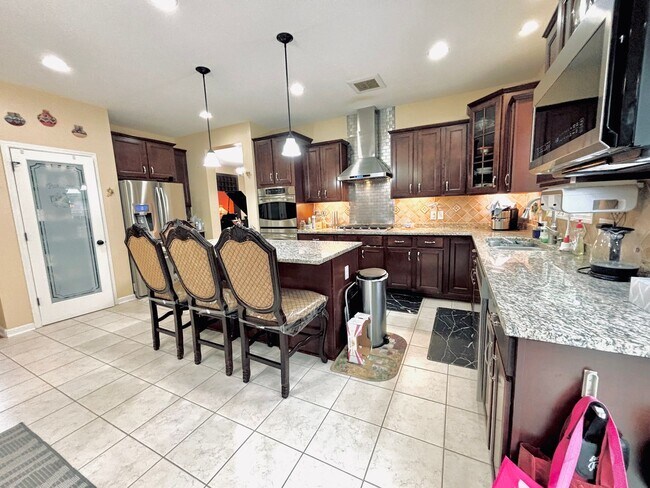 Foto del edificio - ONE OF A KIND 5bed/4bath!  *HOME THEATER* ...