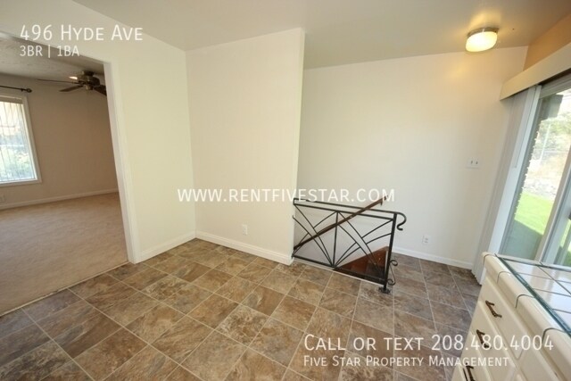 Building Photo - Amazing 3 Bedroom Home With Gorgeous Yard!...