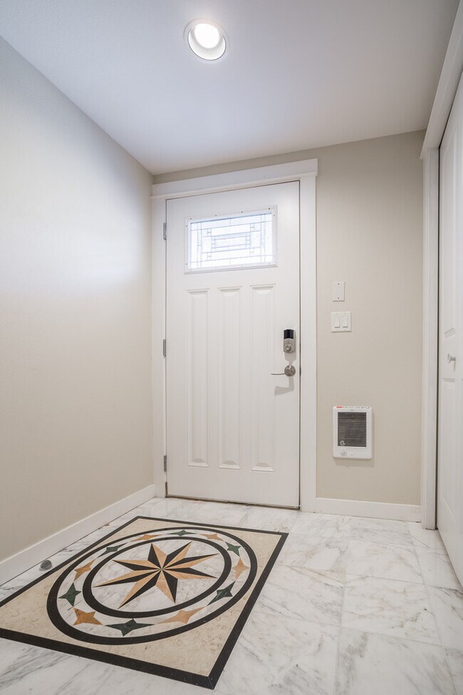 Building Photo - IMMACULATE Townhome Minutes from Downtown…
