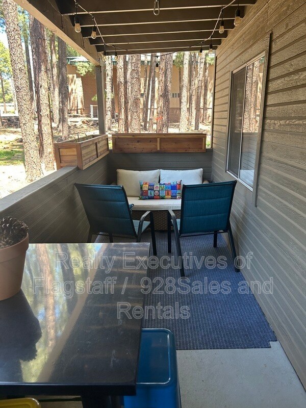 Building Photo - 1385 W University Ave