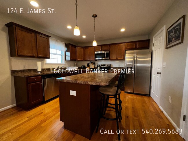 Foto del edificio - Fantastic End Unit Townhome with All Utili...