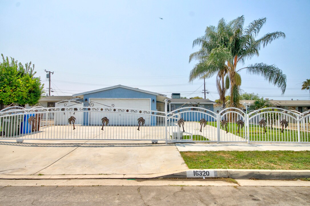 Primary Photo - 16320 Rochlen St