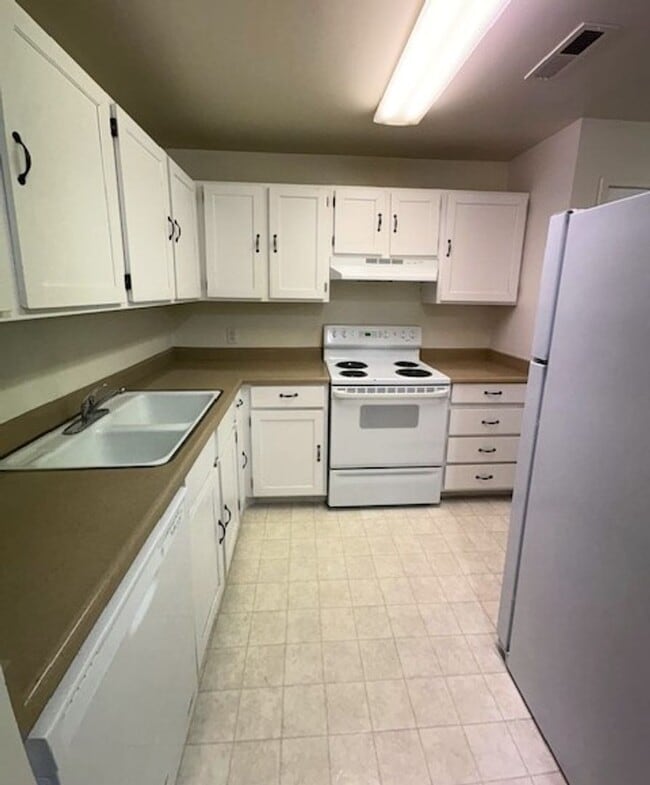 Building Photo - 1 Bedroom Condo Located near UofU!
