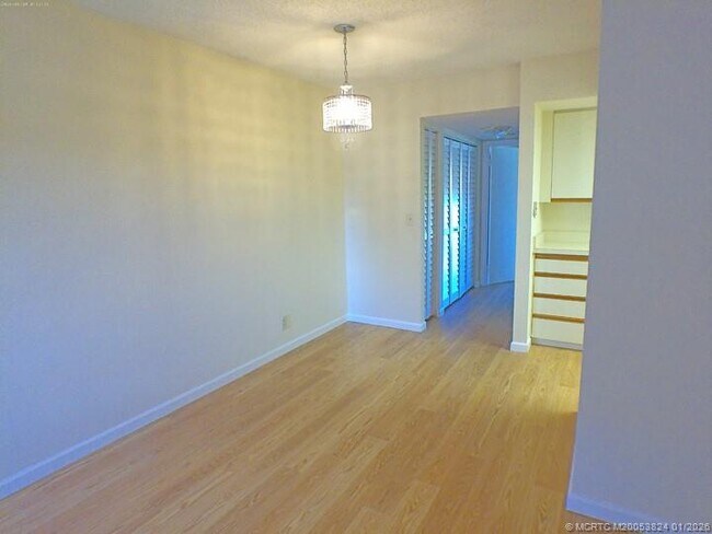 Foto del edificio - 641 SW South River Dr