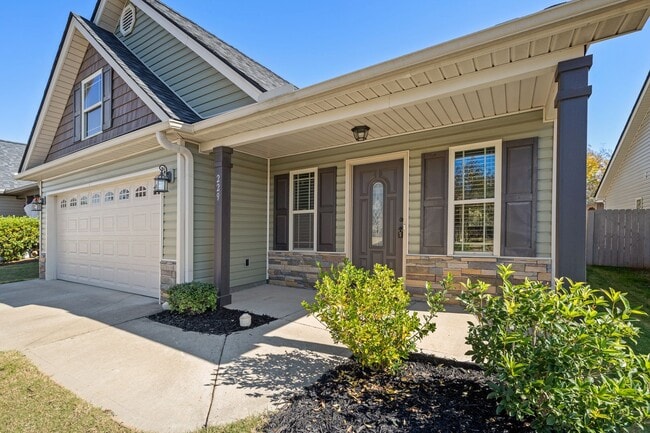 Building Photo - 3 BR, 2 BA, 2 Car Garage. Newer Construction & Pool Access! Your Modern Boiling Springs Home!