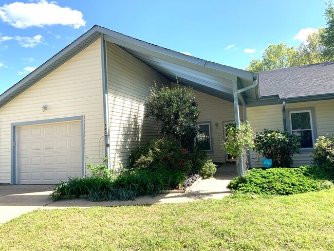 Building Photo - 1400 Bayberry Ct S