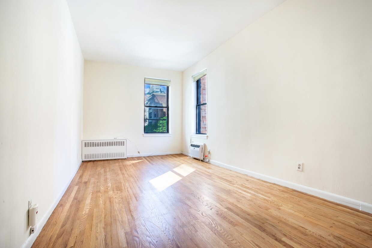 Primary Photo - 200 E 75th St