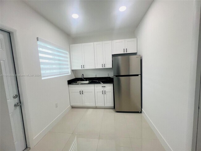 Building Photo - 651 SW 67th Ave