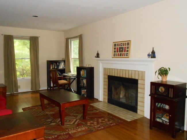 Building Photo - 120 Kingston Dr