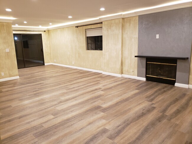 living room/dining area - 9325 Sunland Park Dr