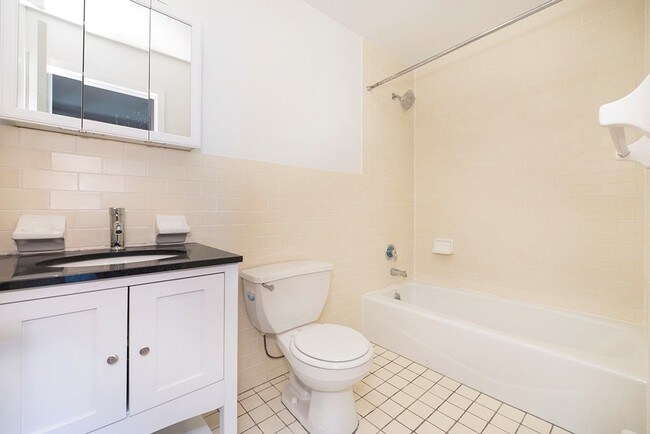 Foto del edificio - 661 Meeker Ave