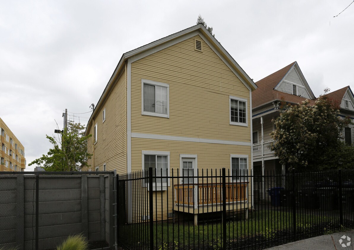 Building Photo - 1211 E St